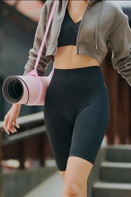 Krátké legíny 1230 - push-up - Černá
