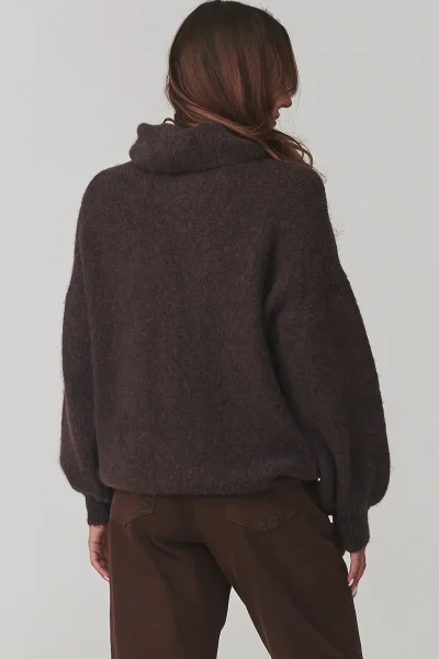 Dámský svetr s rolákem C19 - tmavě hnědý - Tmavě hnědá