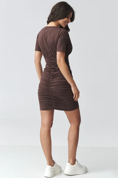 Dámské šaty s řasením M934 - tm. hnědé - Tmavě hnědá