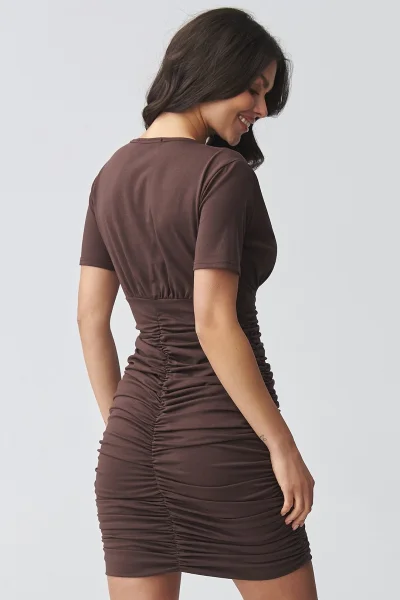 Dámské šaty s řasením M934 - tm. hnědé - Tmavě hnědá