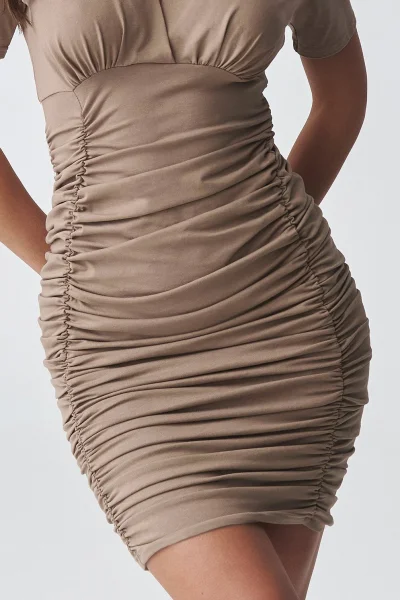 Dámské šaty s řasením M934 - mocca - Mocca