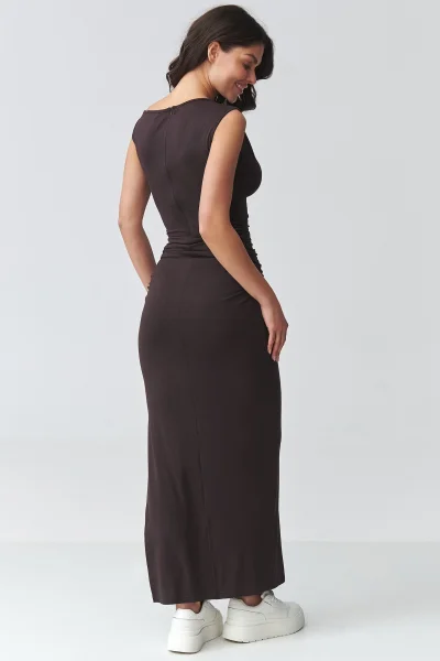 Dámské šaty s rozparkem M928 - tm. hnědé - Tmavě hnědá