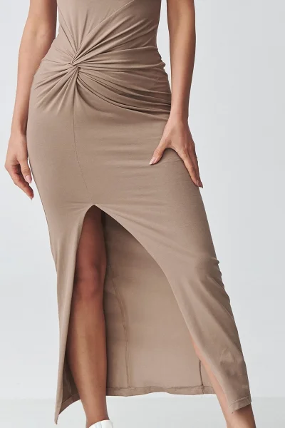 Dlouhé šaty s nařasením M931 - mocca - Mocca