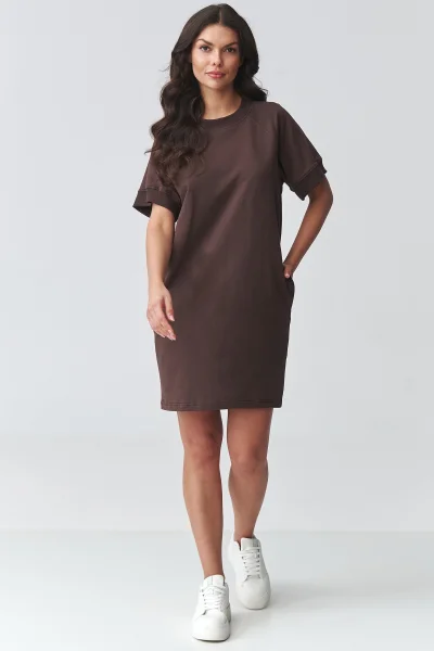 Krátké dámské šaty M920 - tm. hnědé - Tmavě hnědá