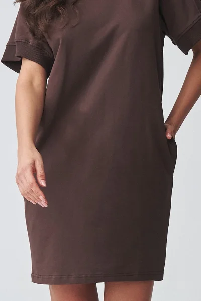 Krátké dámské šaty M920 - tm. hnědé - Tmavě hnědá