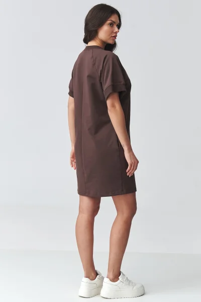 Krátké dámské šaty M920 - tm. hnědé - Tmavě hnědá