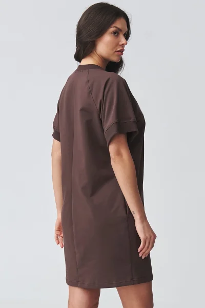 Krátké dámské šaty M920 - tm. hnědé - Tmavě hnědá