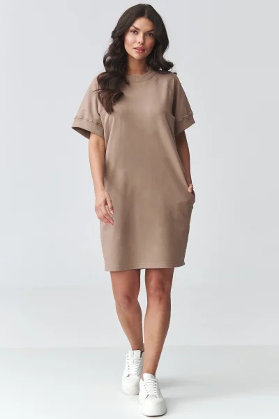 Krátké dámské šaty M920 - mocca - Mocca