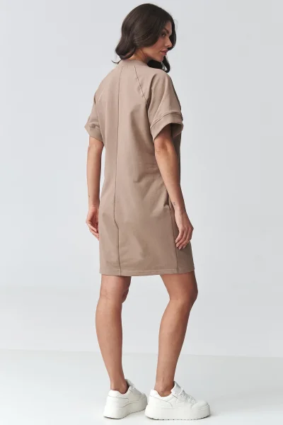 Krátké dámské šaty M920 - mocca - Mocca