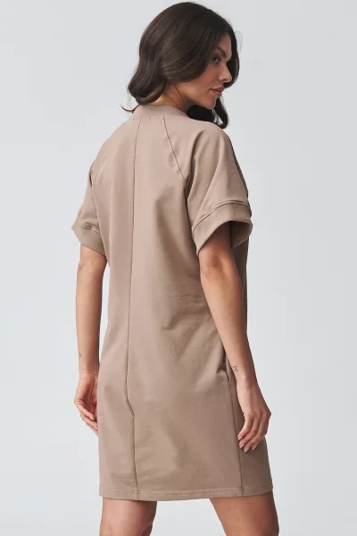 Krátké dámské šaty M920 - mocca - Mocca