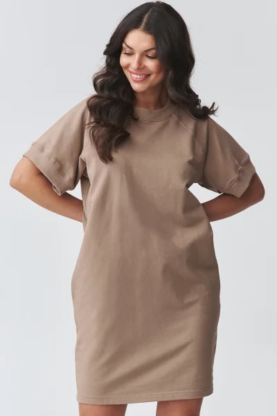 Krátké dámské šaty M920 - mocca - Mocca