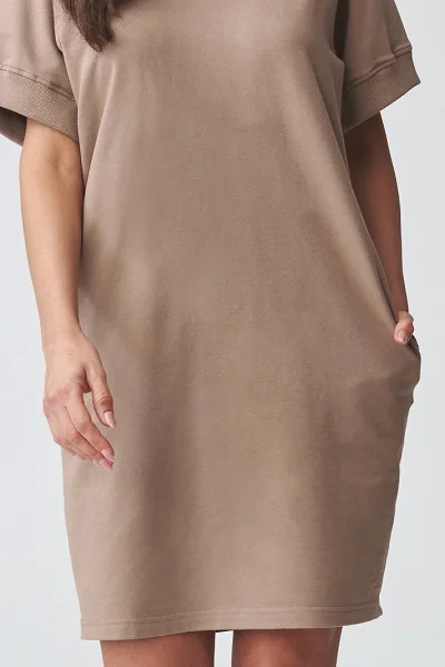 Krátké dámské šaty M920 - mocca - Mocca