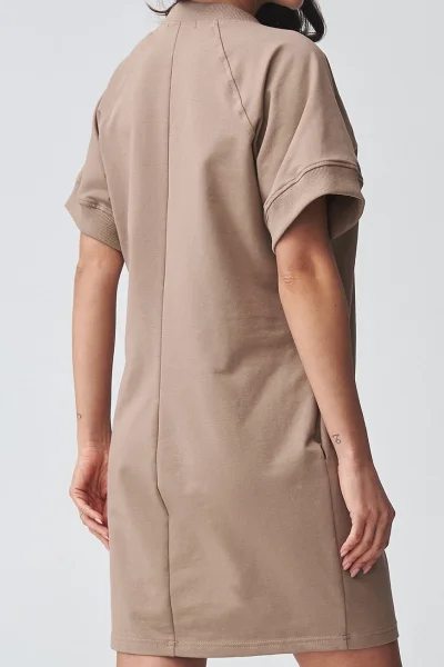 Krátké dámské šaty M920 - mocca - Mocca