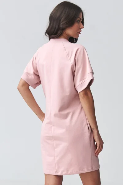 Krátké dámské šaty M920 - pudrově růžové - Pudrově růžová