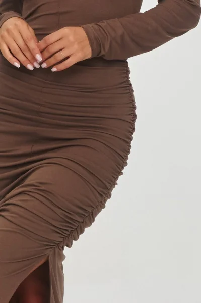 Klasické šaty M841 tmavě hnědé - Tmavě hnědá