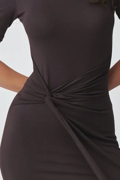 Asymetrické šaty M923 - tm. hnědé - Tmavě hnědá