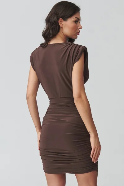 Mini šaty s nařasením M936 - tmavě hnědé - Tmavě hnědá